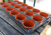 Plantebrett med 18 potter terrakottarød