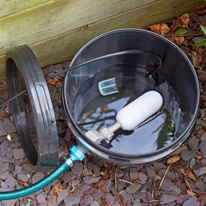 Flottørbøtte, Flottørbøtten gjør det mulig å bruke det solcelledrevne vanningssystemet sammen med en slange koblet til vannkranen.